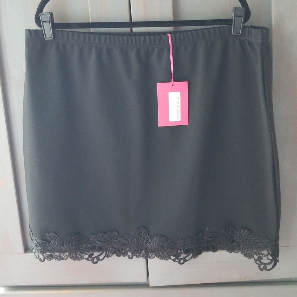 NWT lace trimmed skirt